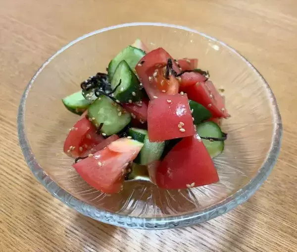 「キュウリとトマトに『大さじ1杯』　和えただけのサラダに「箸が止まらない」」の画像