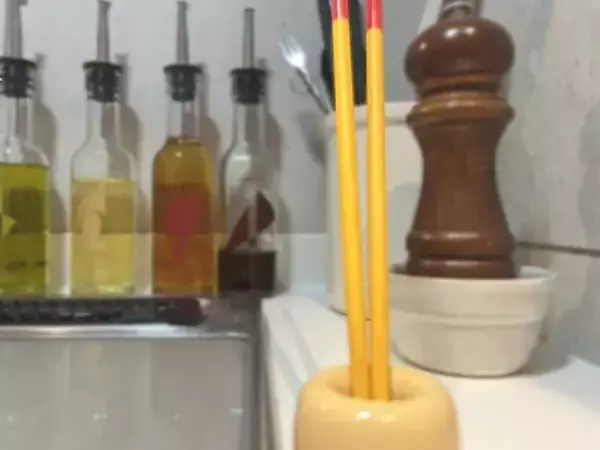 「『無印良品』歯ブラシスタンドの「じゃない使い方」が便利すぎた　置くだけで収納スペースが完成」の画像