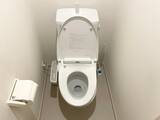 「便器の蓋、旅行前に閉めてる？　長期不在時にやるべき、トイレのニオイ対策」の画像1