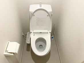 便器の蓋、旅行前に閉めてる？　長期不在時にやるべき、トイレのニオイ対策