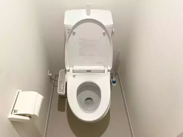 便器の蓋、旅行前に閉めてる？　長期不在時にやるべき、トイレのニオイ対策