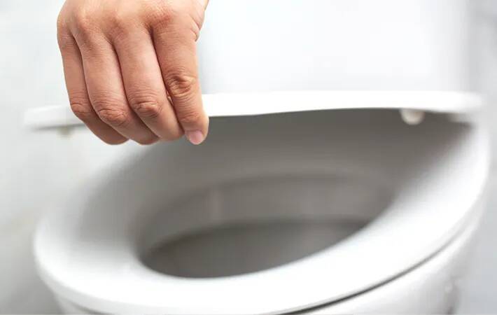 便器の蓋、旅行前に閉めてる？　長期不在時にやるべき、トイレのニオイ対策