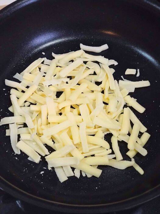 チーズの上に焼きおにぎりを乗せて焼いたら…　完成形に「まるで餃子」「絶対やる」