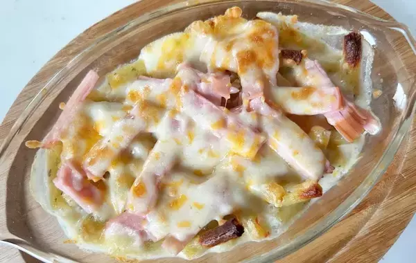 「自宅で作る簡単グラタン　材料は牛乳、ハム、チーズ、そして…？」の画像