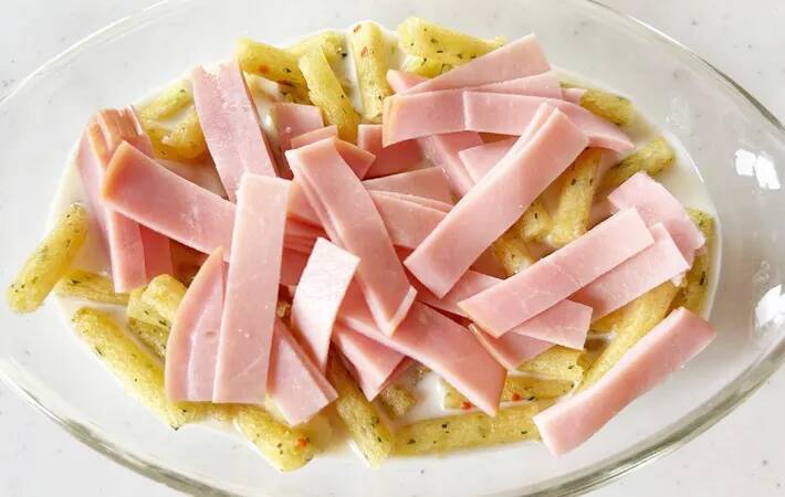 自宅で作る簡単グラタン　材料は牛乳、ハム、チーズ、そして…？