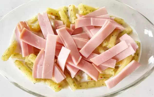 「自宅で作る簡単グラタン　材料は牛乳、ハム、チーズ、そして…？」の画像