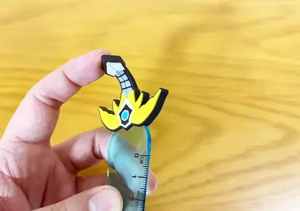 「100均で見つけた定規　ユニークすぎる見た目に「勇者の剣だ」「作業がはかどりそう」」の画像