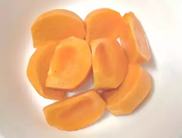 「大きさも味も全然違う！　アメリカのスーパーで見つけた、日本の秋の味覚を食べてみると？」の画像