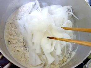 その手があったか！大根をピーラーでひらひらにして…　家族が喜ぶ一品が完成【大根レシピ】