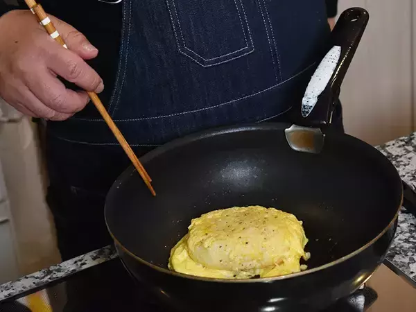 「余った冷凍ご飯を卵液にドボン！ 天野ひろゆき流の裏ワザに「天才」」の画像