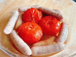 ウインナーとトマトの『おでん風』　冷蔵庫で寝かせると「出汁がよくしみてる」