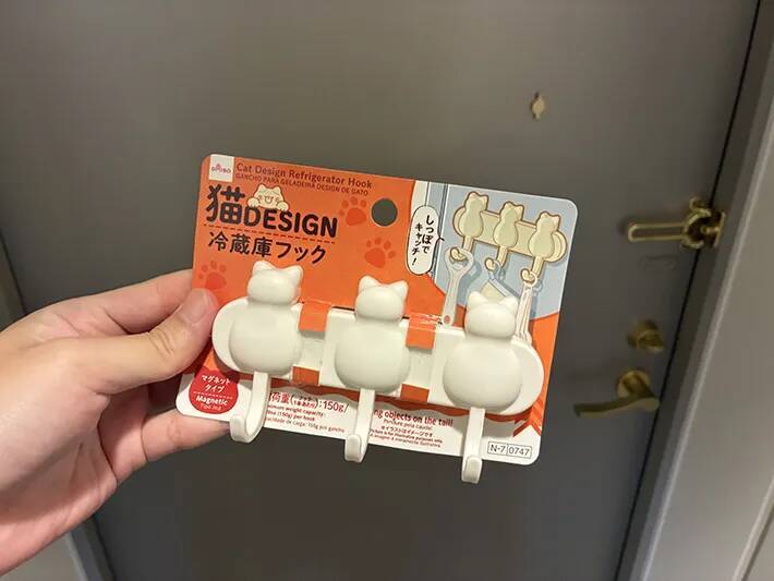 100均冷蔵庫フックを玄関に貼るだけ！　『じゃない使い方』で「準備がラクになった」