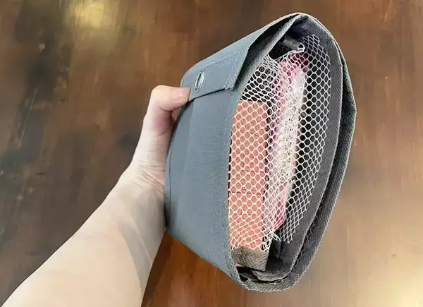 「パタパタ畳んでバッグに入れて！　110円の収納アイテムを旅行で使ってみると「取り出しやすい」「身支度が快適に」」の画像
