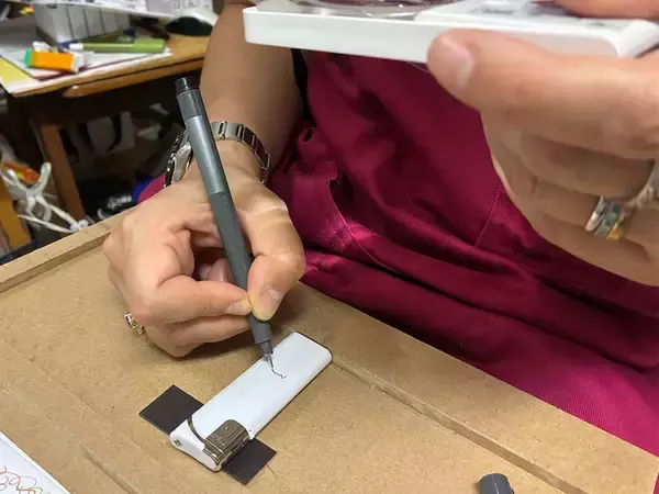 ライターに油性ペンでイラストを描いて…　完成品に「タバコを吸わなくても欲しい！」