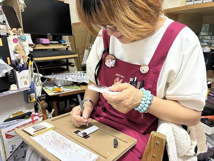 ライターに油性ペンでイラストを描いて…　完成品に「タバコを吸わなくても欲しい！」