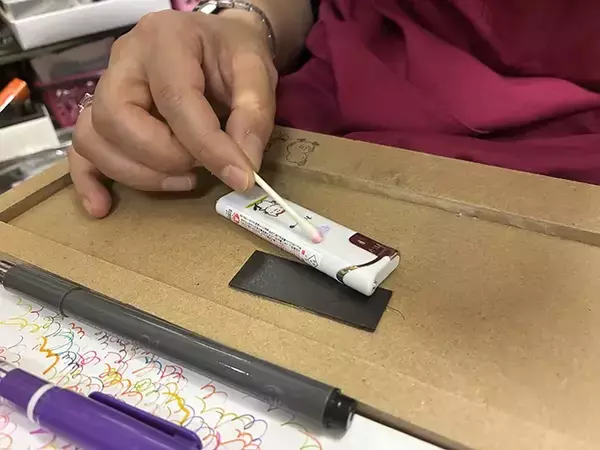 「ライターに油性ペンでイラストを描いて…　完成品に「タバコを吸わなくても欲しい！」」の画像