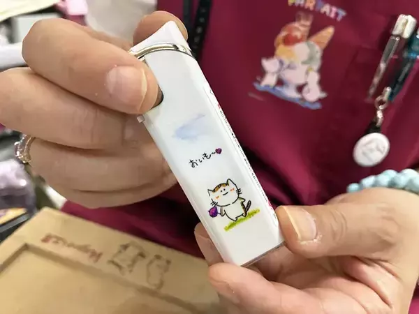 「ライターに油性ペンでイラストを描いて…　完成品に「タバコを吸わなくても欲しい！」」の画像