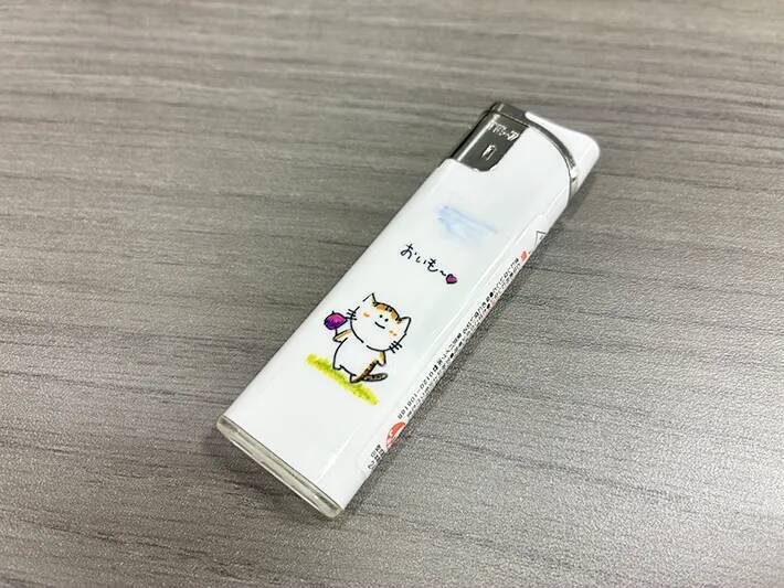 ライターに油性ペンでイラストを描いて…　完成品に「タバコを吸わなくても欲しい！」