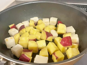 「おいしすぎて、次は倍量で作る！」　角切りにしたサツマイモと炒めたのは…？