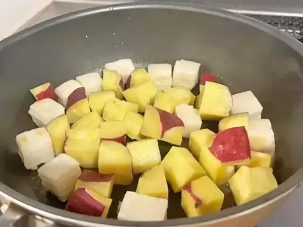 「おいしすぎて、次は倍量で作る！」　角切りにしたサツマイモと炒めたのは…？