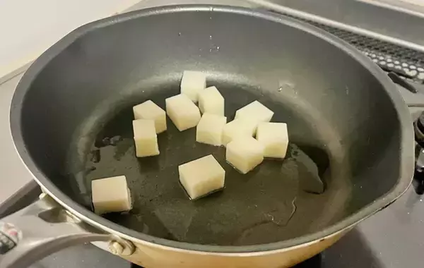 「「おいしすぎて、次は倍量で作る！」　角切りにしたサツマイモと炒めたのは…？」の画像