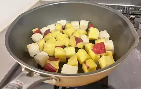「「おいしすぎて、次は倍量で作る！」　角切りにしたサツマイモと炒めたのは…？」の画像