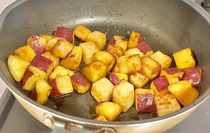 「おいしすぎて、次は倍量で作る！」　角切りにしたサツマイモと炒めたのは…？