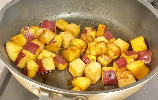「「おいしすぎて、次は倍量で作る！」　角切りにしたサツマイモと炒めたのは…？」の画像