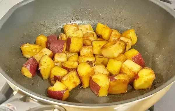 「「おいしすぎて、次は倍量で作る！」　角切りにしたサツマイモと炒めたのは…？」の画像