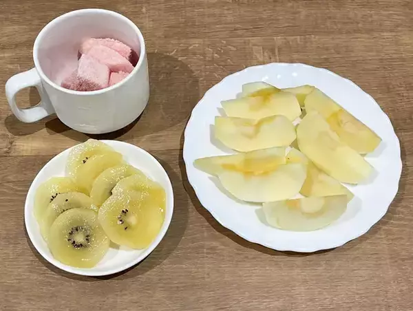 「冷凍庫に入れていないのに…　果物を「まるでシャーベット」「シュワシュワ食感」にする方法が、こちら」の画像