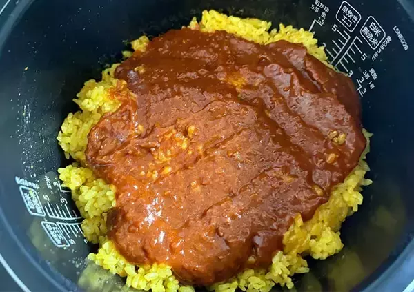 「炊き上がったご飯に『1袋』をぶっかけて…手間をかけていないのに「店で食べるやつ」」の画像