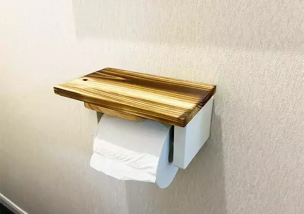 「【所要時間3分】100均の板を貼ったブックエンド　トイレの収納力がアップする応用に「感動した」」の画像
