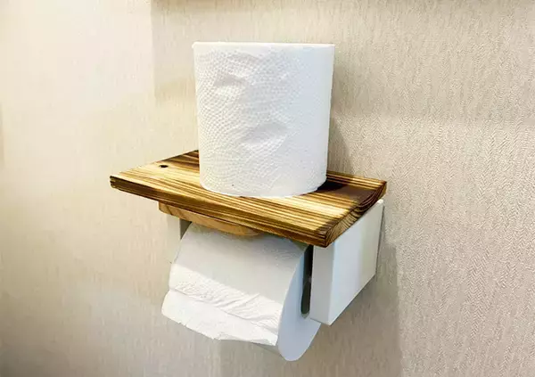 「【所要時間3分】100均の板を貼ったブックエンド　トイレの収納力がアップする応用に「感動した」」の画像