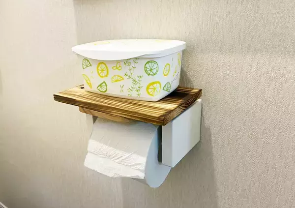 「【所要時間3分】100均の板を貼ったブックエンド　トイレの収納力がアップする応用に「感動した」」の画像