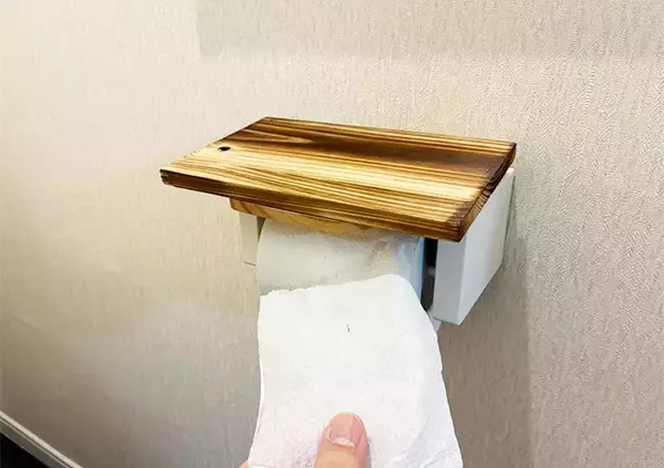 「【所要時間3分】100均の板を貼ったブックエンド　トイレの収納力がアップする応用に「感動した」」の画像
