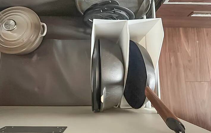 330円のファイルスタンド活用！　置くだけでキッチンが整って「ストレスフリー」【DAISO】