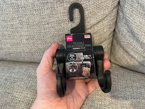「そこに付けるの！？」　ダイソーのカーフックをソファの下で使ったら便利すぎた