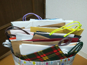 余った『紙袋』が家中ですぐ役立つ！　切って冷蔵庫の側面に貼るだけの裏ワザ【再利用4選】