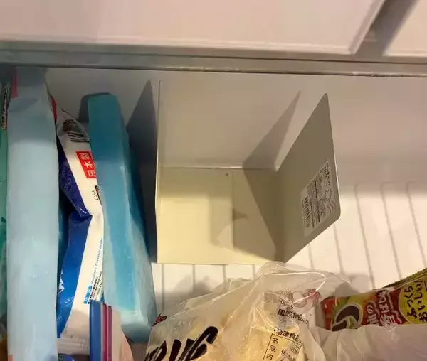「「もう重ねて入れるのはやめます」　100均ブックエンドで変わった冷凍庫収納」の画像
