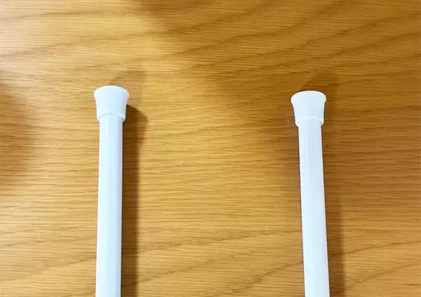 「デスク下に『2本のつっぱり棒』を設置すればOK　スッキリ片づく収納ワザに「すごく助かる！」」の画像