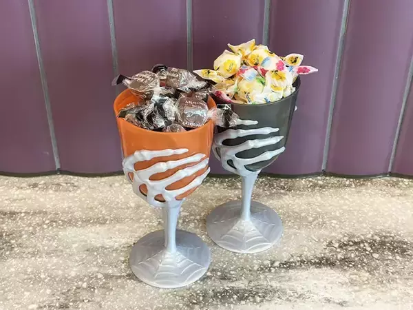 「【セリア】ハロウィンはコレで決まり！110円「ガイコツの手」ワイングラスがかわいい」の画像