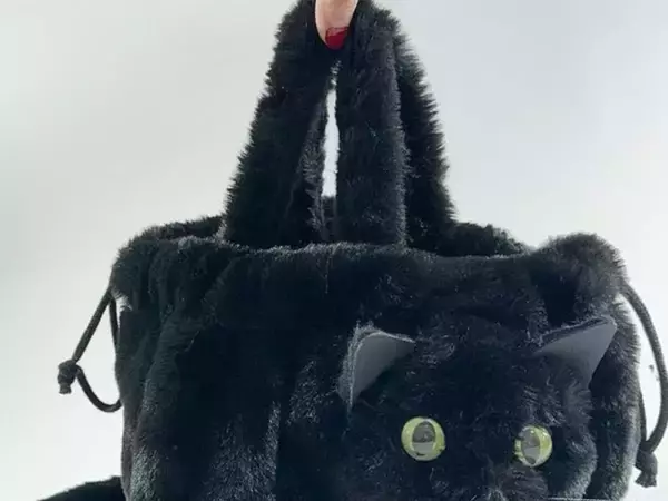 リアルすぎて二度見！　本物の猫と思いきや…正体に「見かけたら絶対に声をかける」「天才」