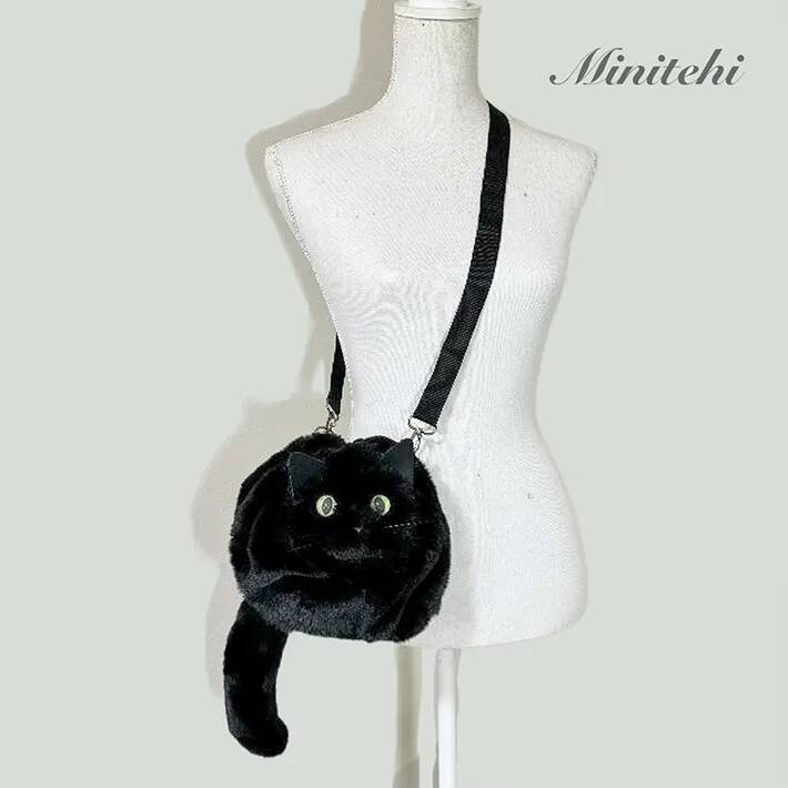 リアルすぎて二度見！　本物の猫と思いきや…正体に「見かけたら絶対に声をかける」「天才」