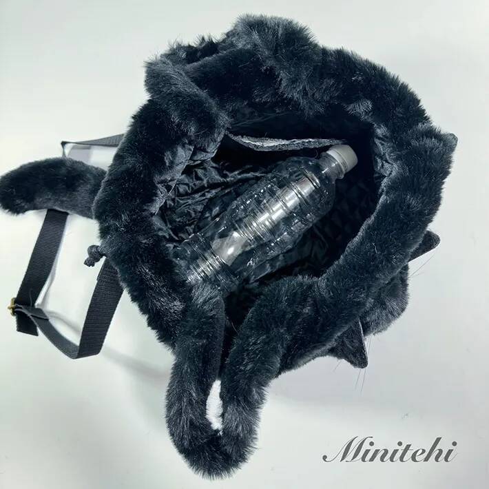 リアルすぎて二度見！　本物の猫と思いきや…正体に「見かけたら絶対に声をかける」「天才」