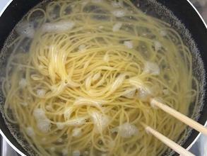 パスタを2時間水に浸けて放置！　できたものに「食感が変わった」「これからもやる」