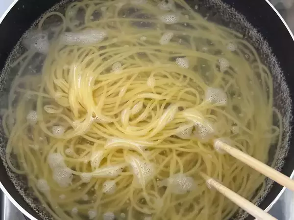 パスタを2時間水に浸けて放置！　できたものに「食感が変わった」「これからもやる」