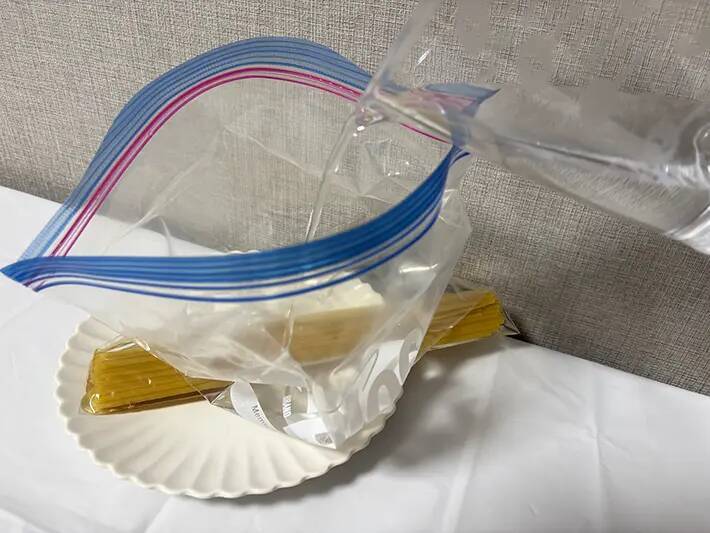 パスタを2時間水に浸けて放置！　できたものに「食感が変わった」「これからもやる」
