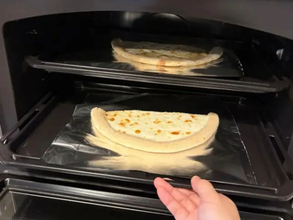 『冷凍ピザをそのまま焼くのはやめた』　焼く前の一手間で「耳までもちもち食感」