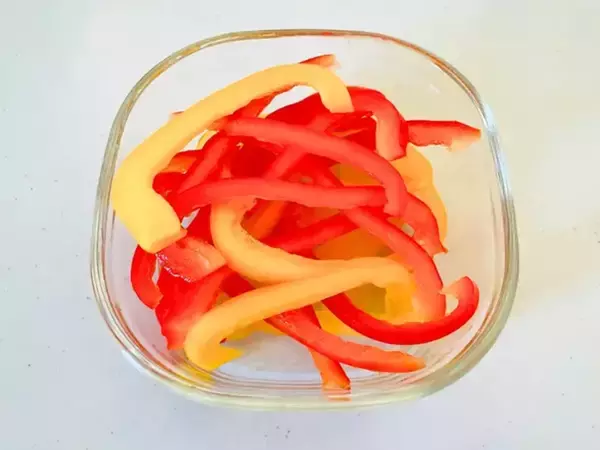 真似したくなるパプリカの食べ方　振るだけでできる簡単副菜レシピ