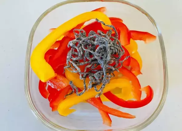 「真似したくなるパプリカの食べ方　振るだけでできる簡単副菜レシピ」の画像